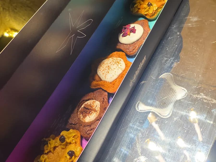 Long tray with d-stellar's original six cookies