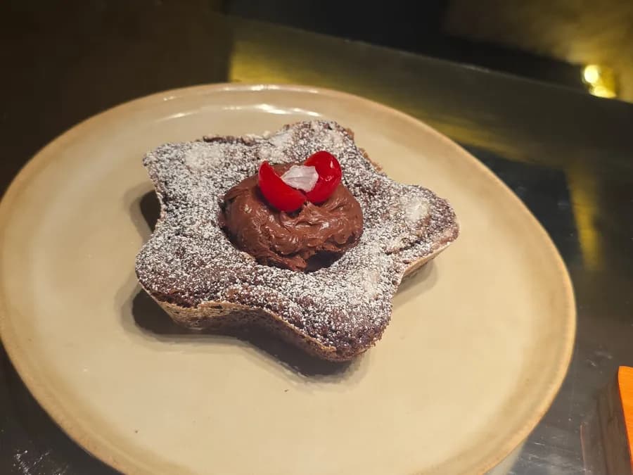 Dark Cherry, the chocolate cookie with cherry ganache