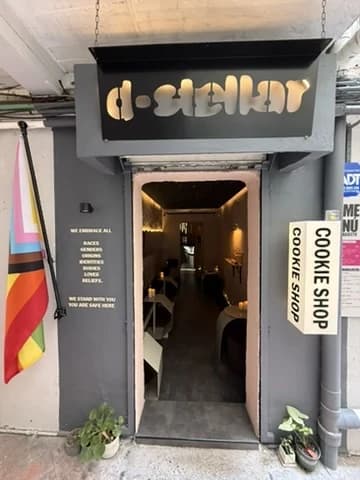 Puerta de d-stellar con la bandera de la comunidad